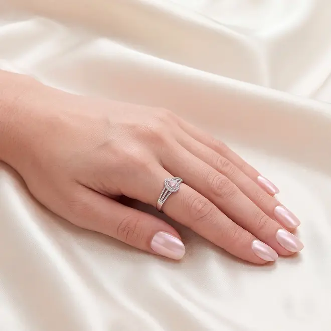 Anel de Ouro Branco com Diamantes Brancos e Rosa de 7 pts.