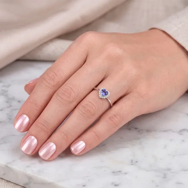 Anel de Coração de Ouro Branco com 17 Diamantes e Tanzanita Totalizando 67 Pts.
