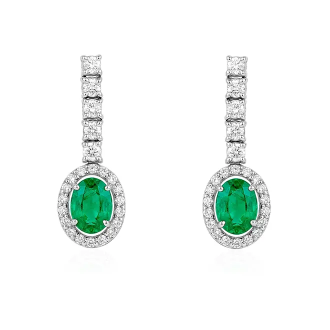 Par de Brincos Trabalhado de Ouro Branco com 46 Diamantes e Esmeraldas.