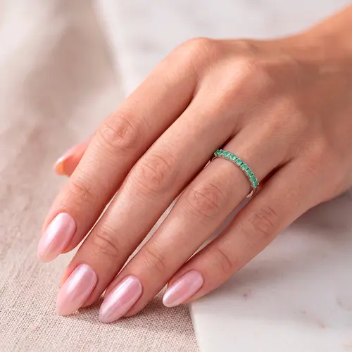 Meia Aliança Ouro Branco 18K com 9 Esmeraldas