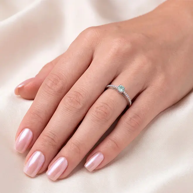 Anel de Ouro Branco com 28 Diamantes e Turmalina Paraíba de 23 Pts.