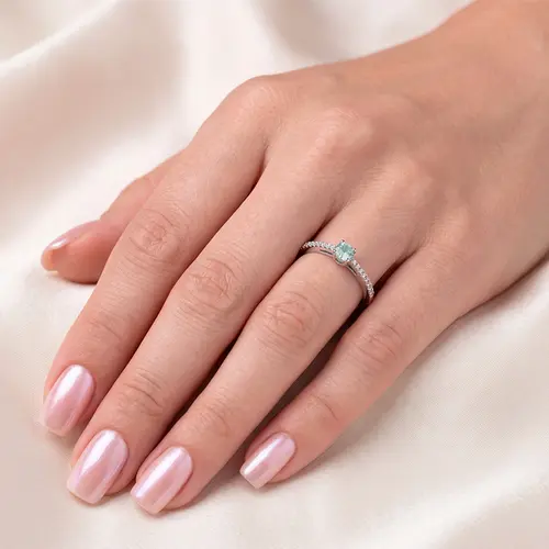 Anel de Ouro Branco com 28 Diamantes e Turmalina Paraíba de 23 Pts.