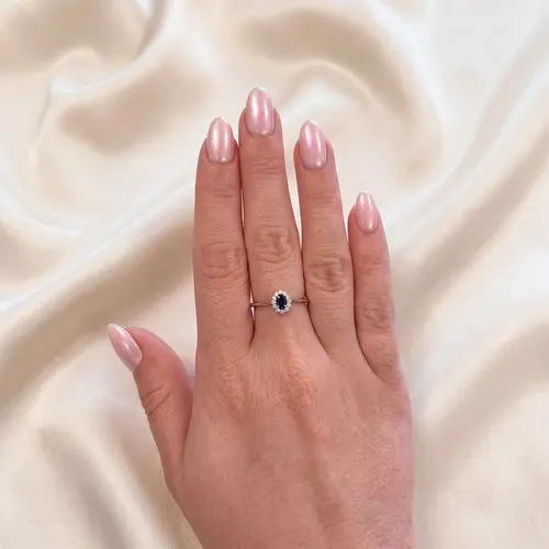 Anel de Ouro Branco com Diamantes e Safira de 25 pts.