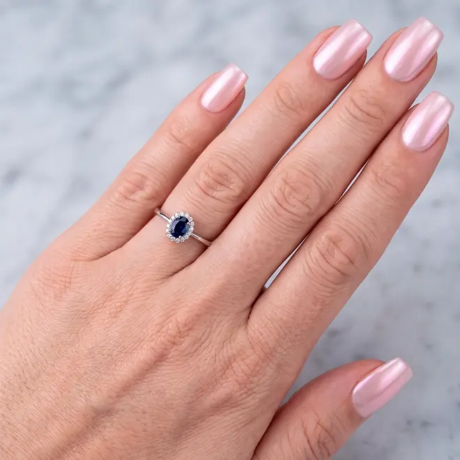 Anel de Ouro Branco com Diamantes e Safira de 79 pts.