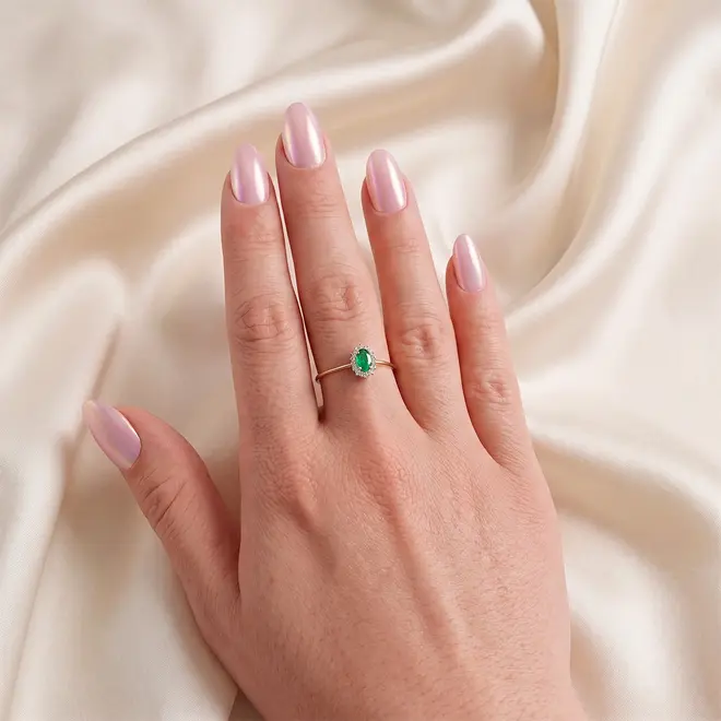 Anel de Ouro Amarelo com Diamantes e Esmeralda de 23 pts.