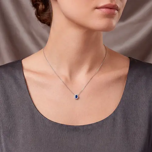 Pingente de Ouro Branco com Corrente, Diamantes e Safira de 25 Pts