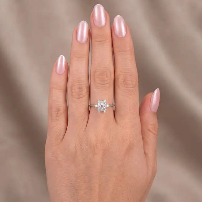 Anel Chuveiro de Ouro Branco com 13 Diamantes totalizando 26 Pts
