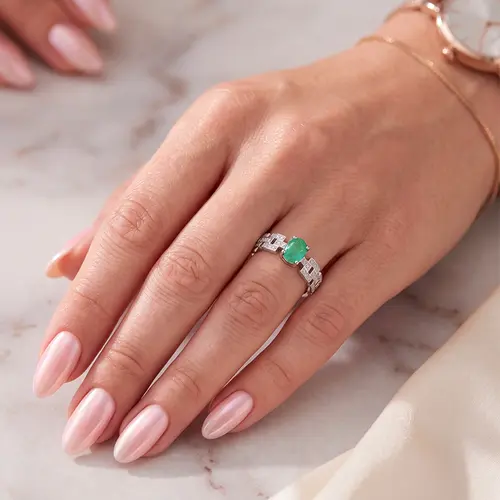 Anel de Ouro Branco com Diamantes e Esmeralda de 1,26 Cts.