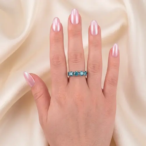 Meia Aliança de Ouro Branco com Diamantes Azuis totalizando 2,2 Cts.