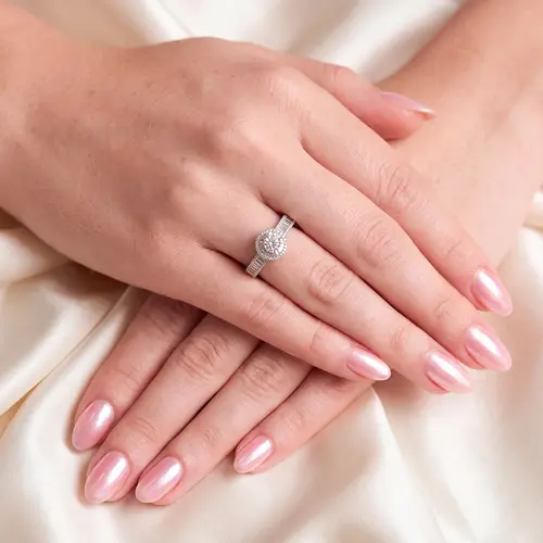Anel Trabalhado de Ouro Branco com Diamantes totalizando 48 pts.