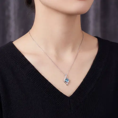 Pingente de Ouro Branco com Corrente, 9 Diamantes e Diamante Azul de 50 Pts.