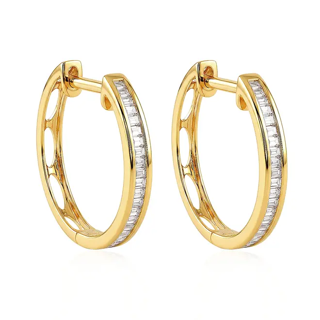 Par de Brincos Argola Trabalhado em Ouro Amarelo com Diamantes totalizando 15 Pts.