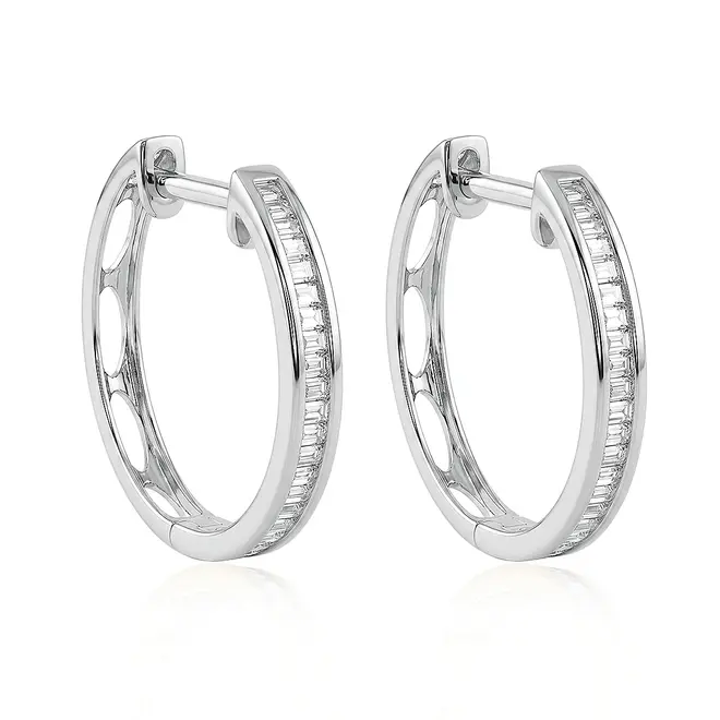 Par de Brincos Argola Trabalhado em Ouro Branco com Diamantes totalizando 15 Pts.