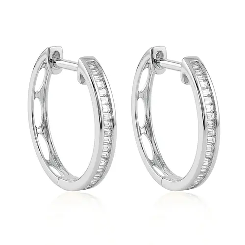 Par de Brincos Argola Trabalhado em Ouro Branco com Diamantes totalizando 15 Pts.