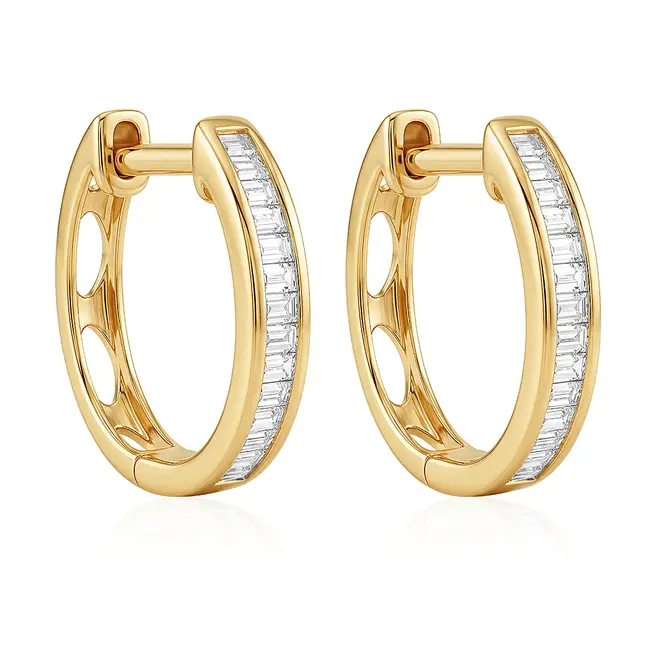 Par de Brincos Argola Trabalhado em Ouro Amarelo com Diamantes totalizando 10 Pts.