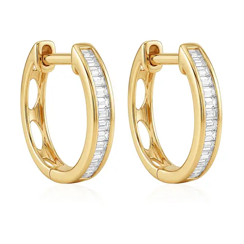 Par de Brincos Argola Trabalhado em Ouro Amarelo com Diamantes totalizando 10 Pts.