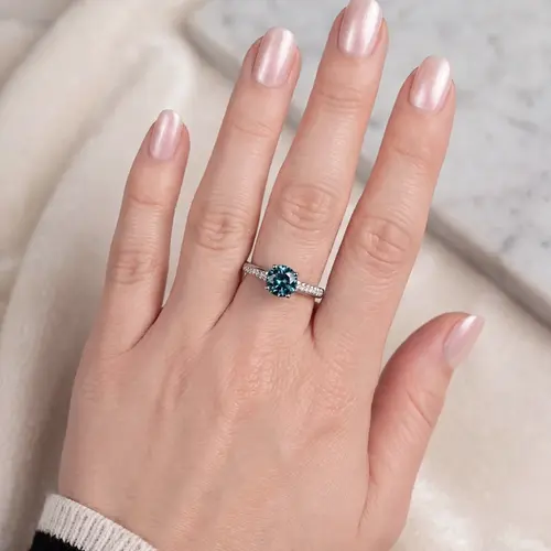Anel Solitário de Ouro Branco com Diamantes Laterais e Diamante Azul Central 125572