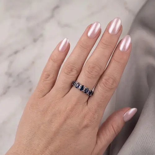 Meia Aliança de Ouro Branco com Diamantes e Safiras totalizando 1,40 Cts.