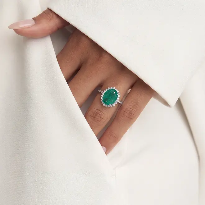 Anel de Ouro Branco com 22 Diamantes e Esmeralda Totalizando 2,66 Cts.