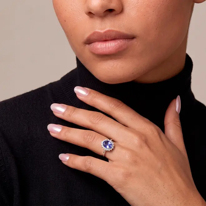 Anel de Ouro Branco com 18 Diamantes e Tanzanita Totalizando 1,17 Cts..