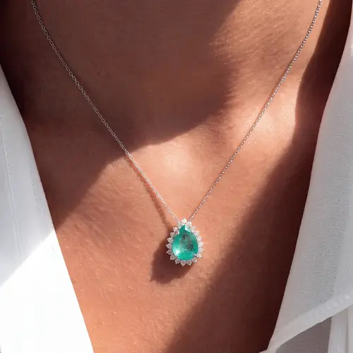 Pingente de Ouro Branco com Corrente, 19 Diamantes e Esmeralda Colombiana Gota de 2,48 Cts.