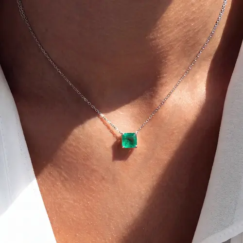 Pingente de Ouro Branco com Corrente, Esmeralda de 1,40 Cts.