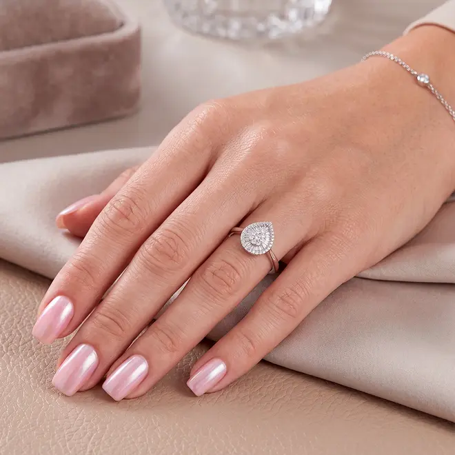 Anel Trabalhado Gota de Ouro Branco com Diamantes Totalizando 80 Pts.