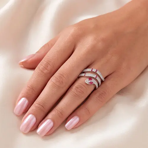 Anel Serpente de Ouro Branco com Diamantes e Rubis.