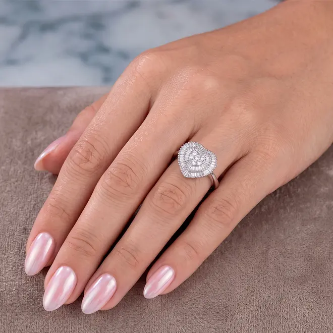 Anel Coração de Ouro Branco com Diamantes totalizando 45 Pts.
