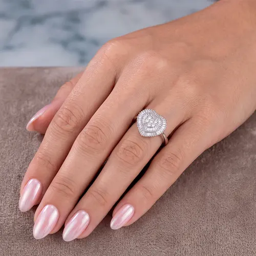 Anel Coração de Ouro Branco com Diamantes totalizando 45 Pts.