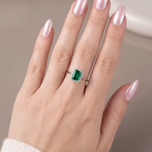 Anel de Ouro Branco com 20 Diamantes e Esmeralda de 80 Pts.