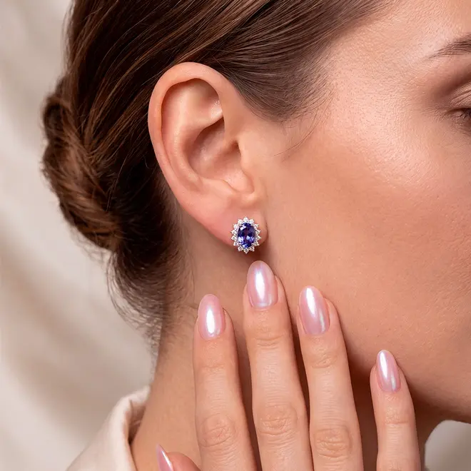 Par de Brincos Ouro Branco com 36 Diamantes e Tanzanita totalizando 2,34 Cts.