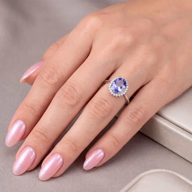 Anel de Ouro Branco com 22 Diamantes e Tanzanita Totalizando 2,82 Cts.