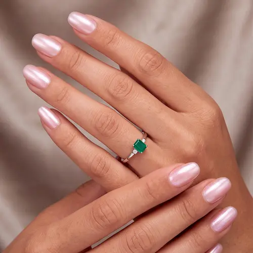 Anel de Ouro Branco com 2 Diamantes e Esmeralda de 60 pts