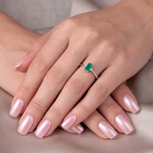 Anel de Ouro Branco com Diamantes e Esmeralda de 80 Pts