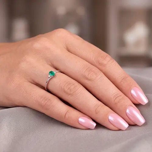 Anel de Ouro Branco com Diamantes e Esmeralda de 60 pts.