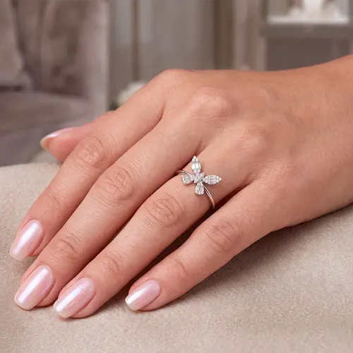 Anel Trabalhado Borboleta de Ouro Branco com Diamantes totalizando 40 Pts.