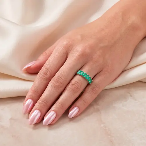 Meia Aliança de Ouro Branco com 6 Esmeraldas Totalizando 2,58 Cts.