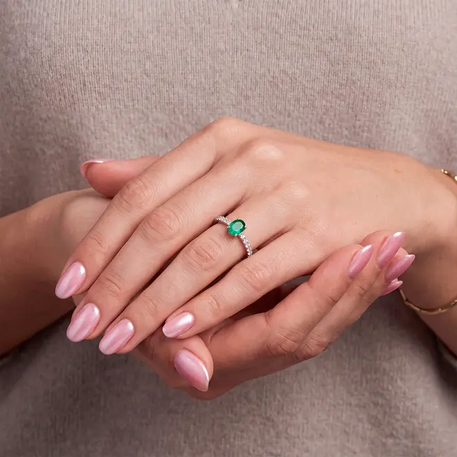 Anel de Ouro Branco com Diamantes e Esmeralda de 75 pts. 120634