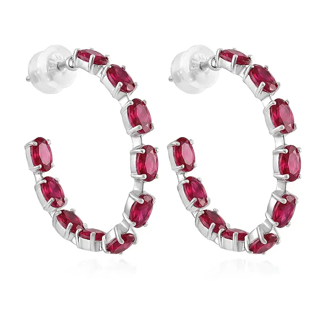 Par de Brincos Meia Argola de Ouro Branco com Rubis totalizando 6,40 Cts.