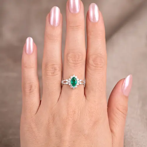Anel de Ouro Branco com Diamantes e Esmeralda 46 Pts.