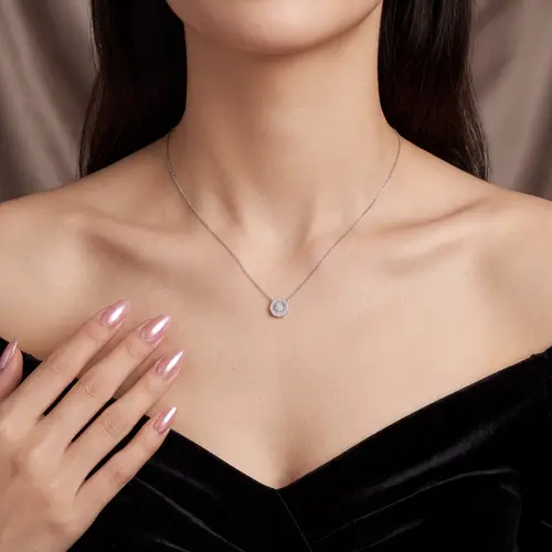 Colar de Ouro Branco com Diamantes totalizando 47 pts.