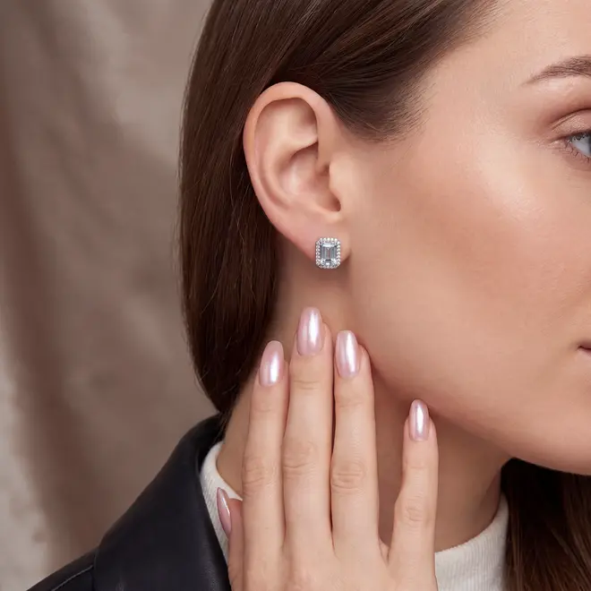 Par de Brincos de Ouro Branco com Diamantes e Água Marinha totalizando 2,70 Cts.