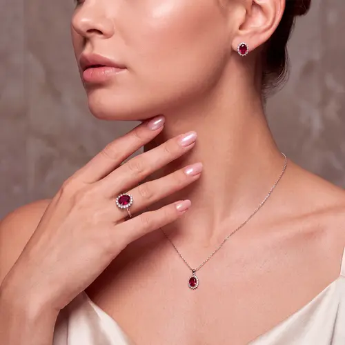 Conjunto Par de Brincos, Pingente e Anel de Prata com Diamantes de Laboratório e Rubi.