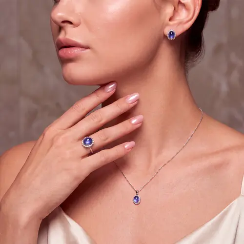 Conjunto Par de Brincos, Pingente e Anel de Prata com Diamantes de Laboratório e Tanzanita Cabochon.