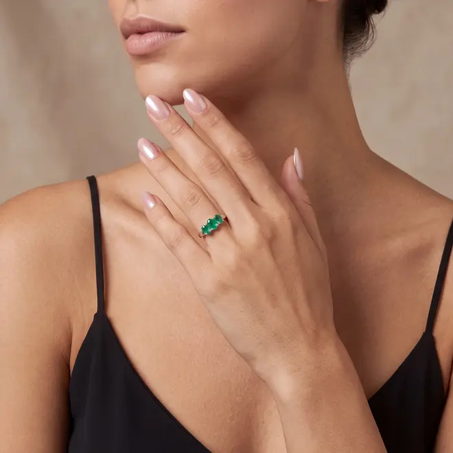 Anel de Prata com Diamantes e 3 Esmeraldas.
