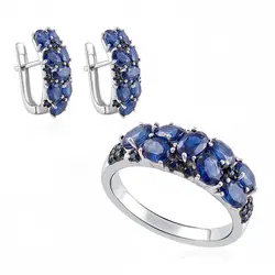 Conjunto de Anel e Par de Brincos com Safiras .