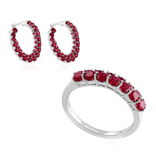 Conjunto de Anel e Par de Brincos com Rubis.