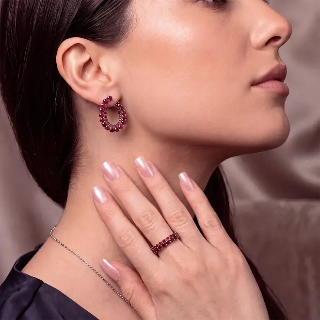 Conjunto de Anel e Par de Brincos com Rubis.