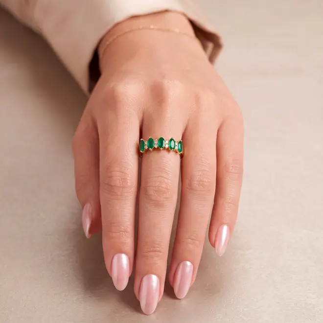 Meia Aliança de Ouro com Esmeraldas e Diamantes